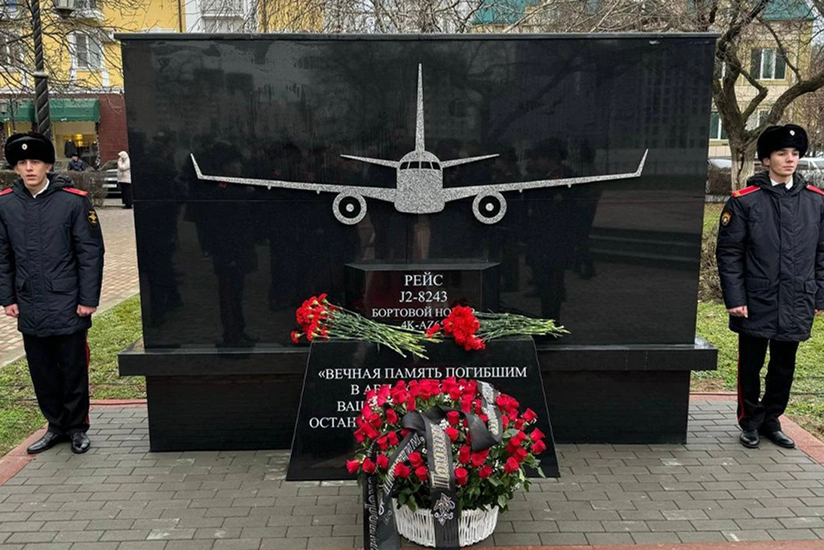 Qroznıda AZAL təyyarəsinin qəzaya uğraması nəticəsində həlak olanların xatirəsinə memorial lövhə ucaldılıb