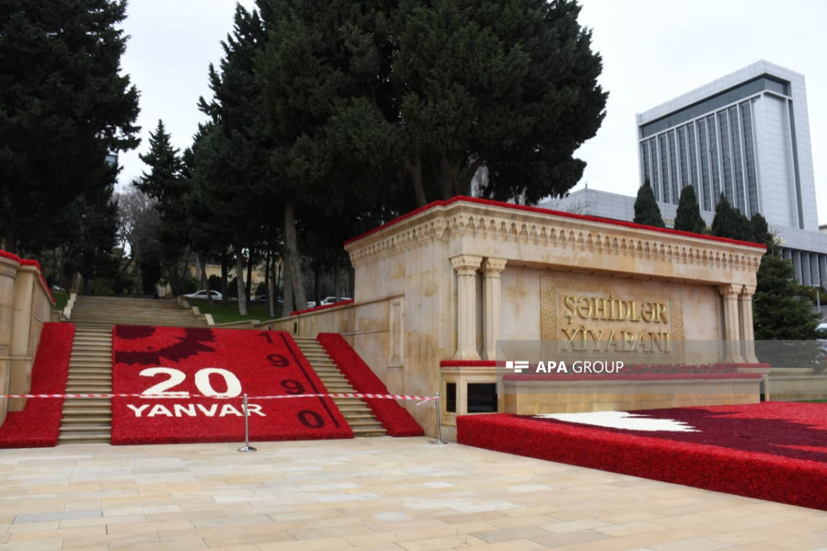 Dövlət və hökumət rəsmiləri Şəhidlər xiyabanını ziyarət edib