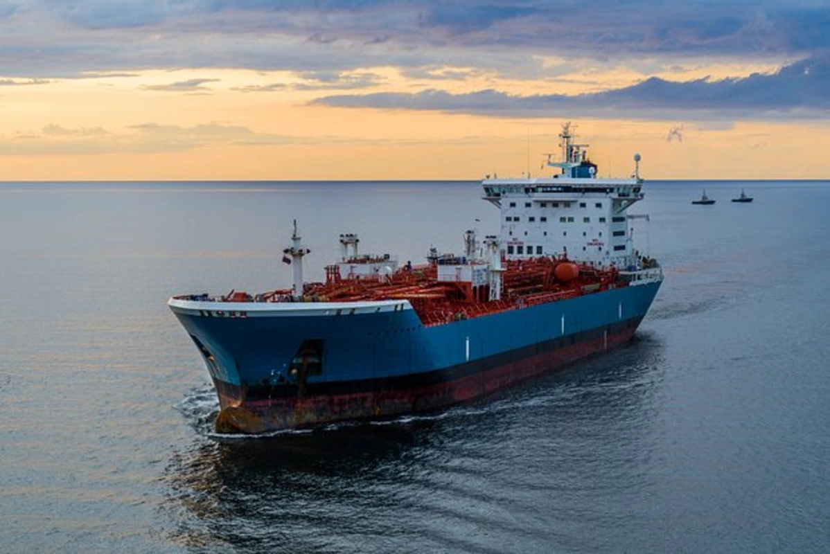 Makron: Aralıq dənizində Rusiyadan gələn tanker saxlanılıb