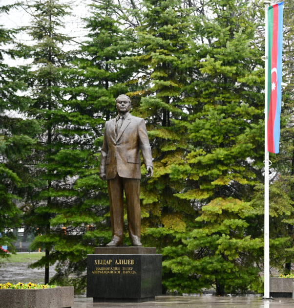 Prezident İlham Əliyev Belqradda Ümummilli Lider Heydər Əliyevin və görkəmli serb yazıçısı Milorad Paviçin abidələrini ziyarət edib