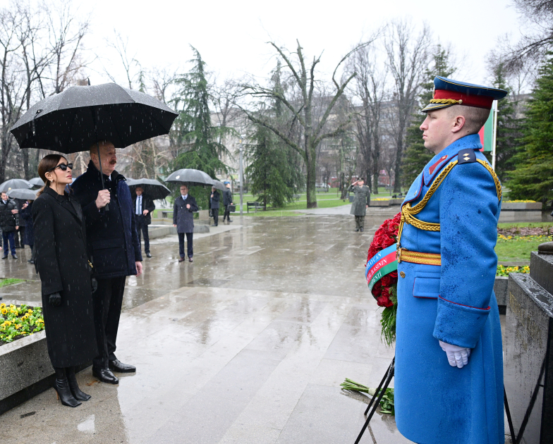 Prezident İlham Əliyev Belqradda Ümummilli Lider Heydər Əliyevin və görkəmli serb yazıçısı Milorad Paviçin abidələrini ziyarət edib