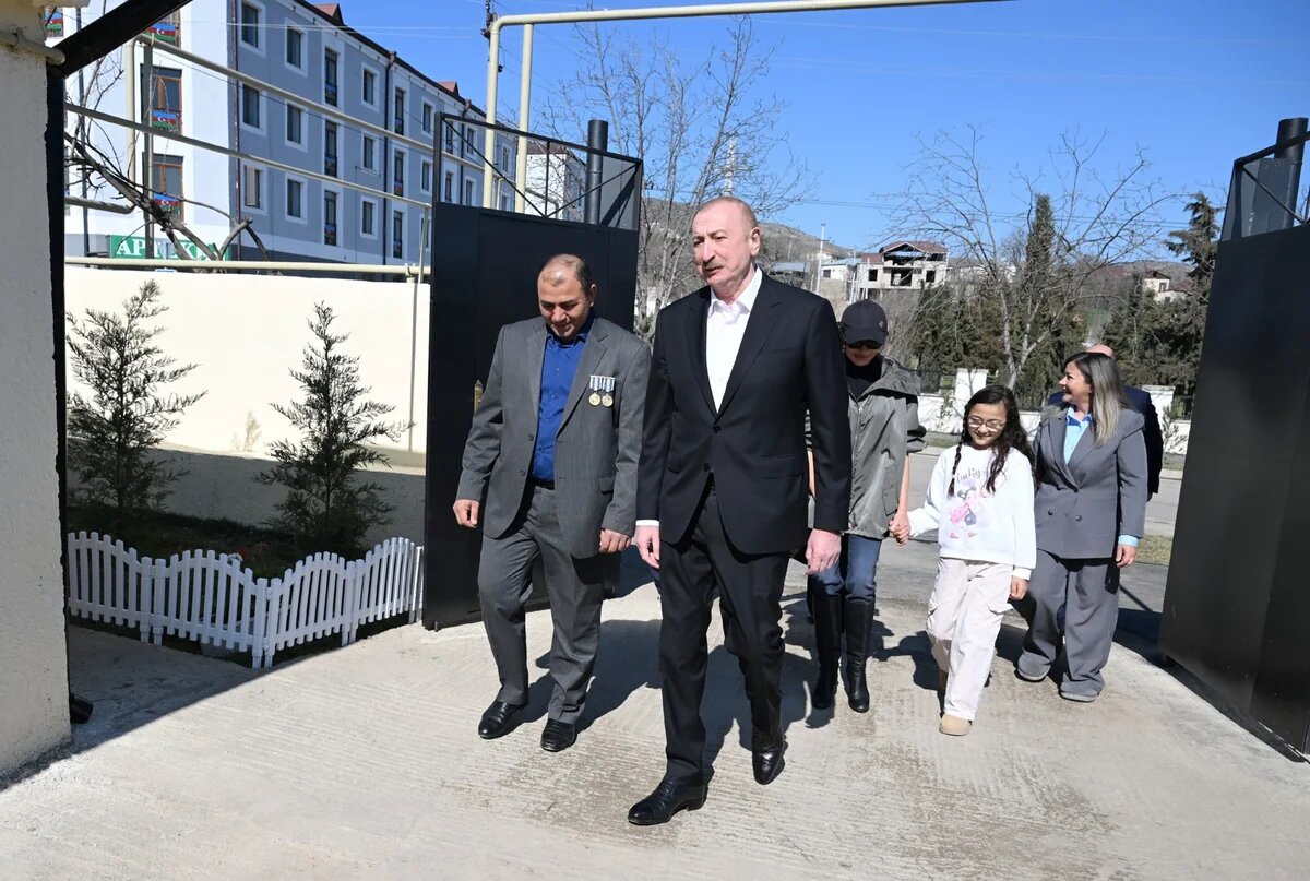 Prezident İlham Əliyev Xocavənd şəhərində görülmüş işlərlə tanış olub, şəhər və kənd sakinləri ilə görüşüb - FOTO