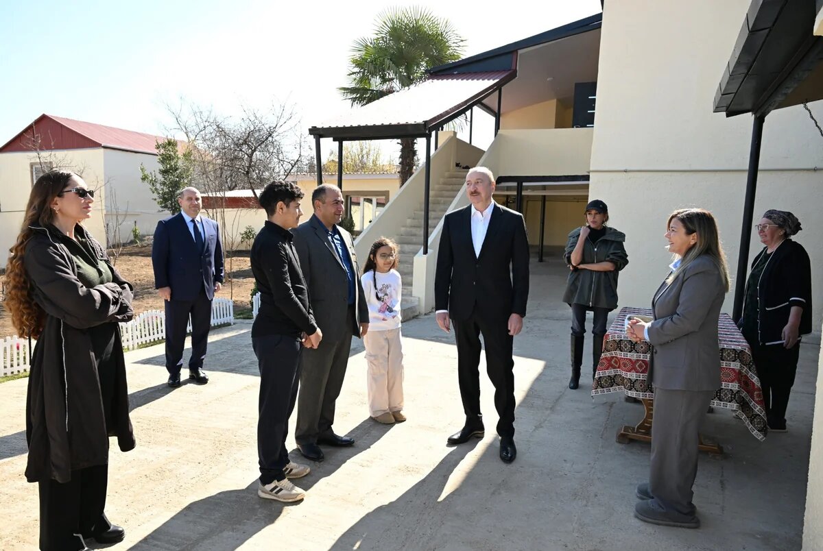 Prezident İlham Əliyev Xocavənd şəhərində görülmüş işlərlə tanış olub, şəhər və kənd sakinləri ilə görüşüb - FOTO