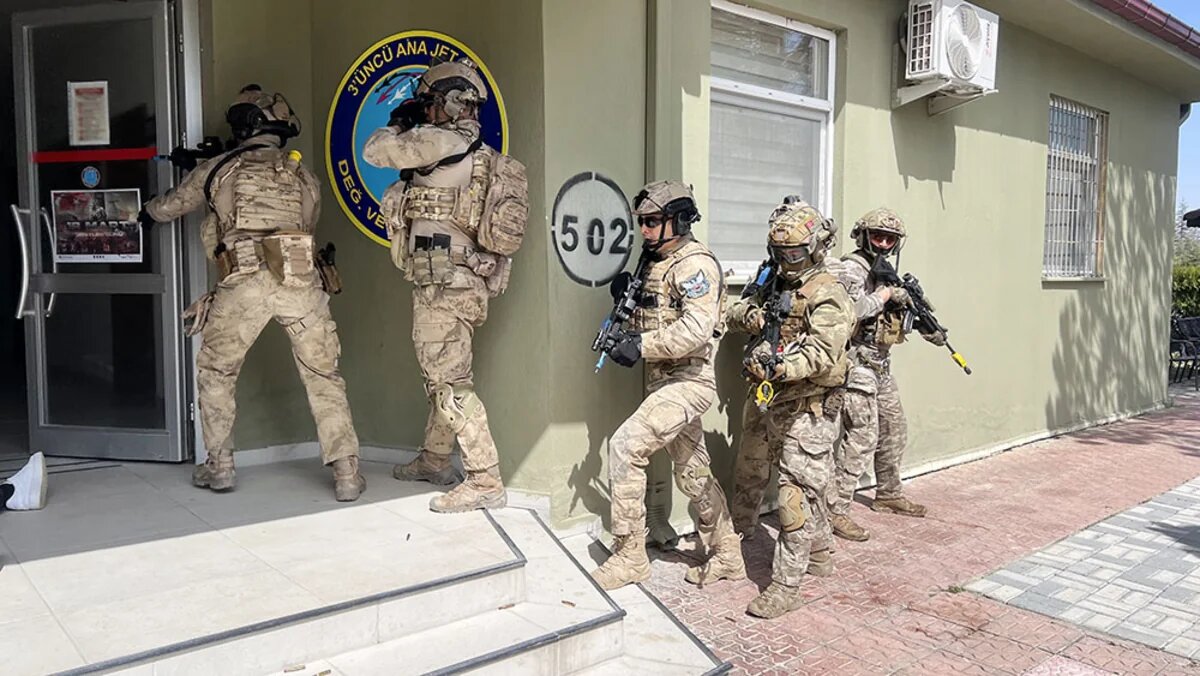 Azərbaycan desantları beynəlxalq təlimdə şərti terrorçunu zərərsizləşdirib və qrup rəhbərini ələ keçirib - VIDEO