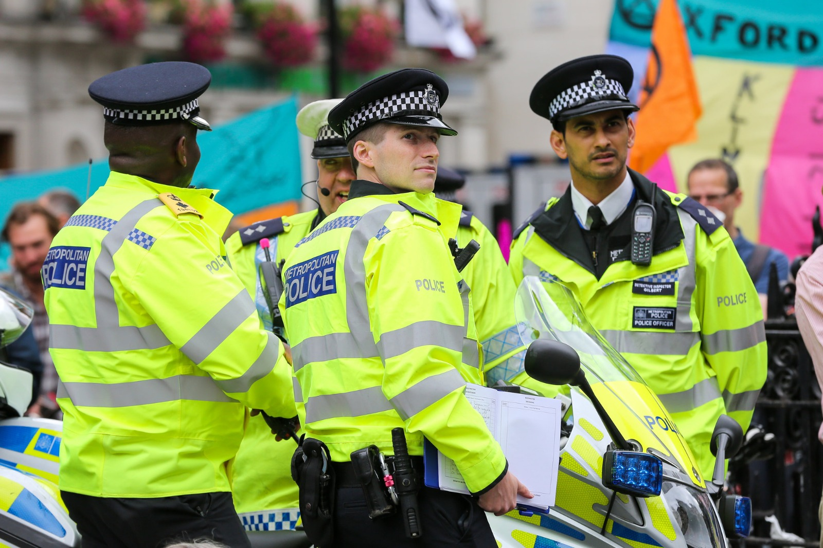 Londonda sinaqoqu yandırmağa cəhd edən iki nəfər saxlanılıb