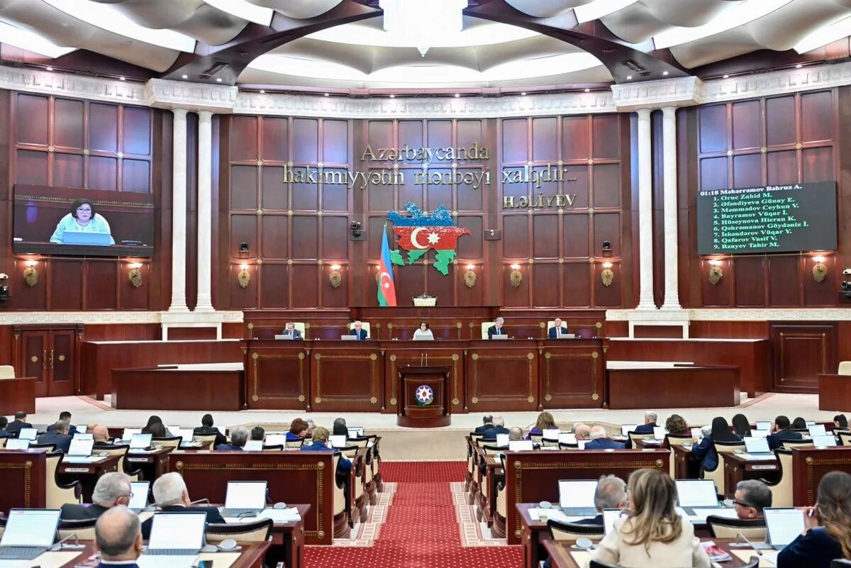 Parlamentin plenar iclası başlayıb, MSK-nın yenidən formalaşdırılmasına baxılacaq