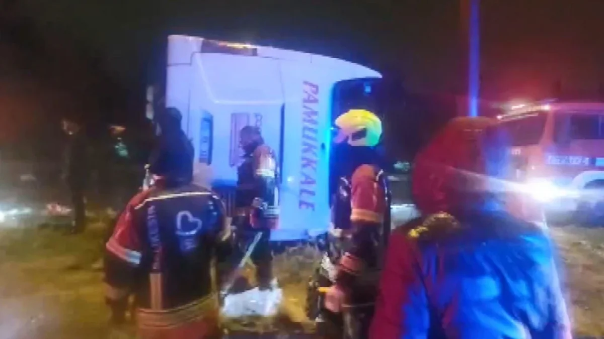     Türkiyədə sərnişin avtobusu qəzaya düşüb, ölən və yaralananlar var