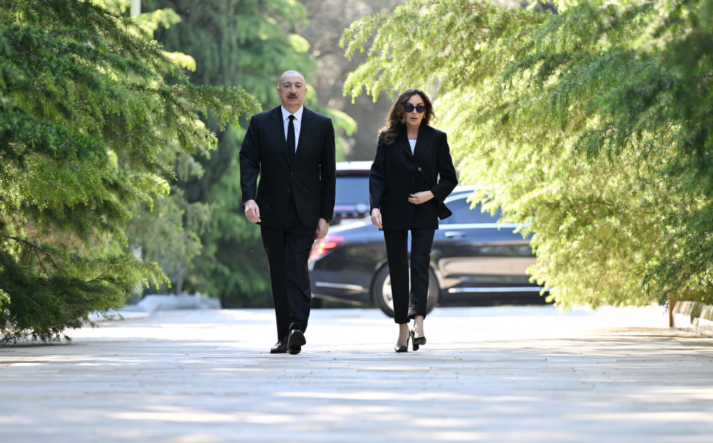 Prezident İlham Əliyev və Mehriban Əliyeva Fəxri xiyabanda Ulu Öndər Heydər Əliyevin məzarını ziyarət ediblər
