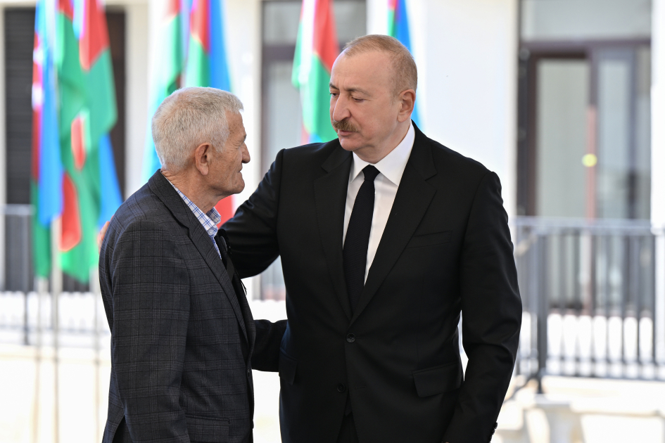 Prezident İlham Əliyev Zəngilan şəhərindəki ilk yaşayış kompleksinə köçən ailələrlə görüşüb