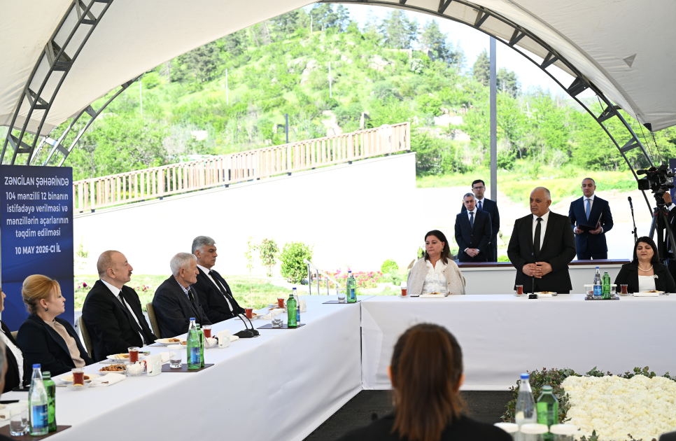 Prezident İlham Əliyev Zəngilan şəhərindəki ilk yaşayış kompleksinə köçən ailələrlə görüşüb