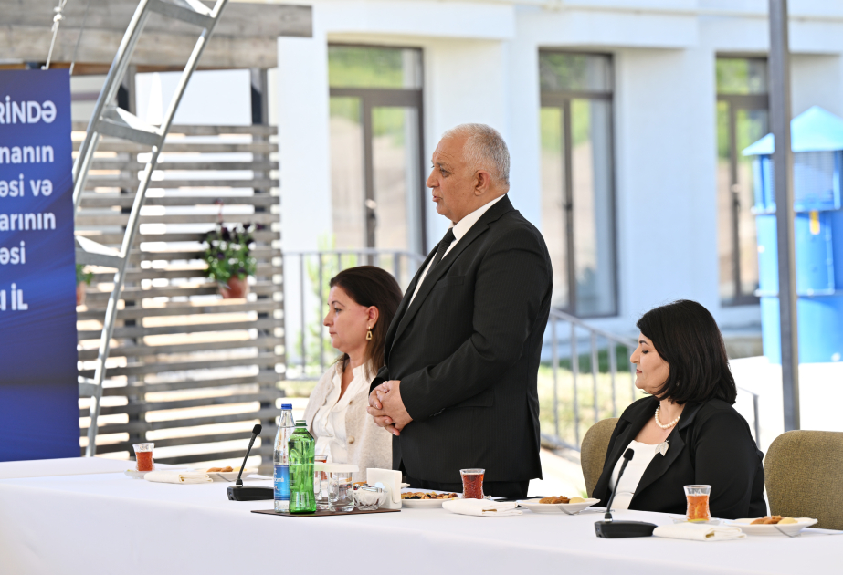 Prezident İlham Əliyev Zəngilan şəhərindəki ilk yaşayış kompleksinə köçən ailələrlə görüşüb