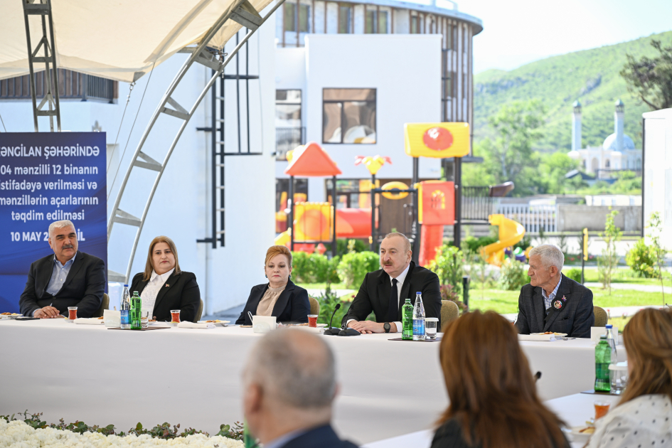Prezident İlham Əliyev Zəngilan şəhərindəki ilk yaşayış kompleksinə köçən ailələrlə görüşüb
