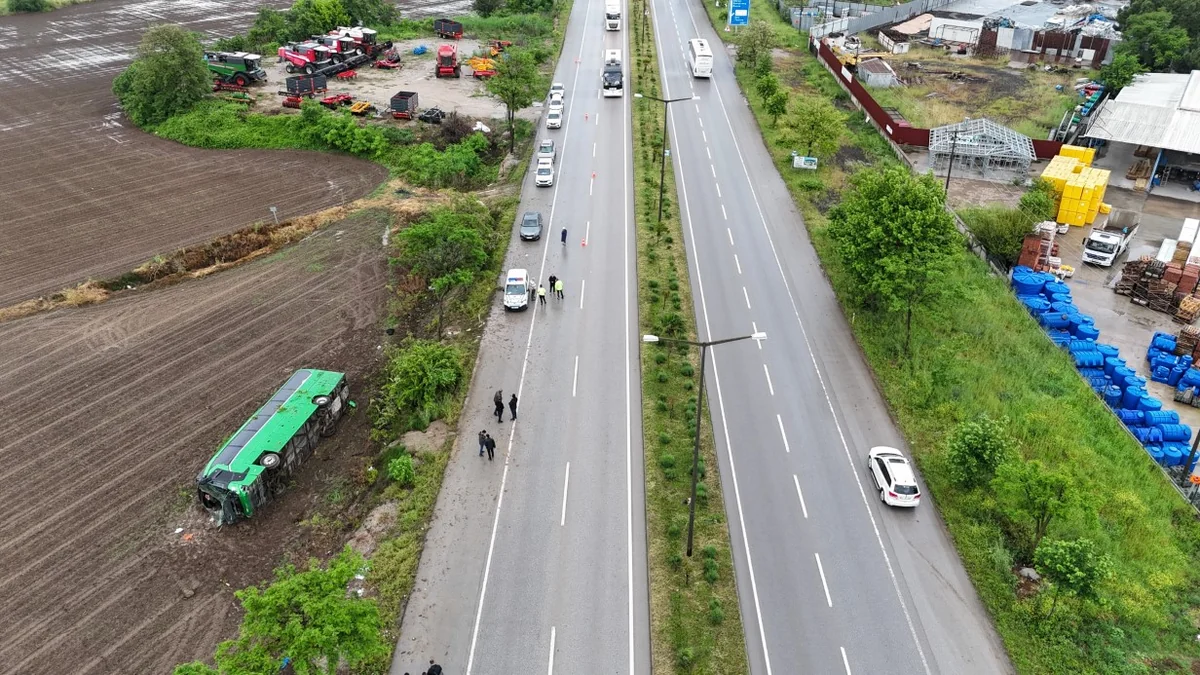     Türkiyədə sərnişin avtobusu yoldan çıxaraq aşıb